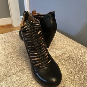 Cute black Miz Mooz Pumps